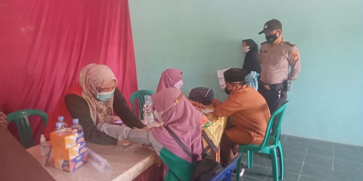 Masyarakat Antusias Ikut Vaksinasi, Polsek Pangkalan Kuras Lakukan Monitoring