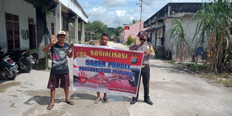 Polsubsektor Pelalawan Sosialisasikan Saber Pungli Kepada Masyarakat Setempat