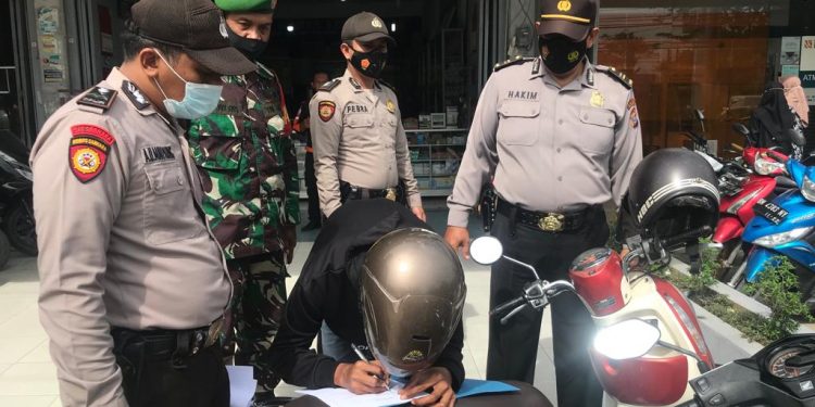 Polsek Pangkalan Kerinci Tegur Warga yang Langgar Prokes