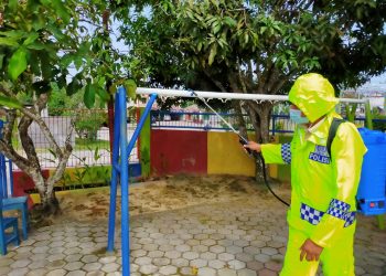 Polsek Pangkalan Kuras Semprot Disinfektan di Lingkungan Sekolah