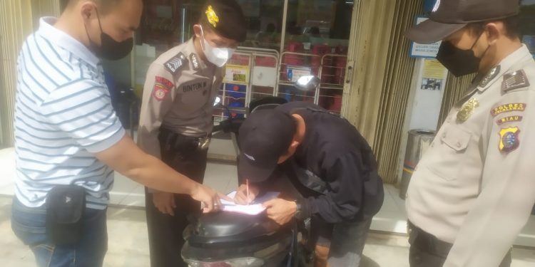 Polsek Pangkalan Kerinci Gelar Operasi Yustisi Sasar Pengguna Jalan dan Sejumlah Toko