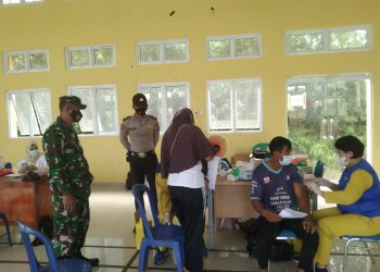 Polsek Ukui Bersama TNI dan Puskesmas Ukui Gelar Vaksinasi Dosis I