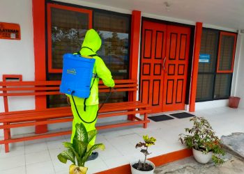 Putus Penyebaran Covid-19, Polsek Pangkalan Kuras Semprot Disinfektan di Kantor Pos