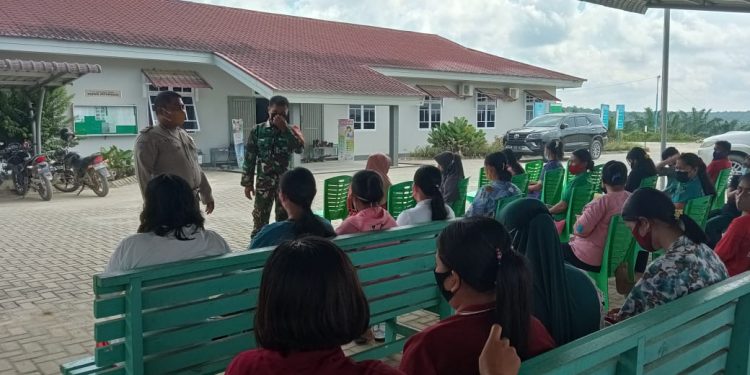 Polisi Kecamatan Langgam Pantau Kepatuhan Prokes Masyarakat Desa Segati