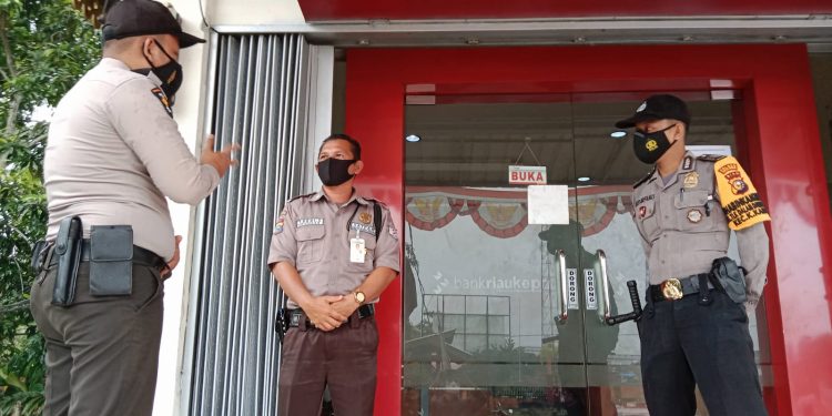 Antisipasi Tindak Kriminal, Polisi Berjaga di Perbankan Kecamatan Kuala Kampar Pelalawan