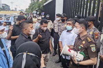 FMPH-R Geruduk Kejari Pekanbaru, Angki Mei Putra; Kejaksaan ‘Ngawur’ Dalam Menyampaikan Tahap dan Prosedural Pengembalian Uang