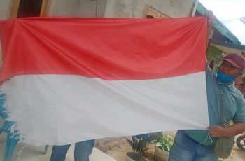 Kibarkan Bendera Sang Saka Merah Putih keadaan Robek, APH Diminta Berikan Sangsi Tegas kepada Kepalo Tiyuh
