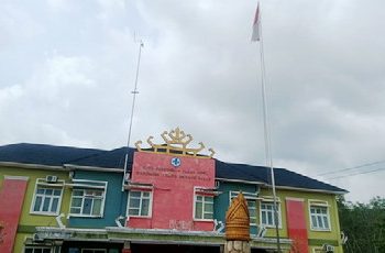 Puskesmas/Ponet di Pagar Dewa Suka Mulya Kibarkan Bendera Robek, Diminta APH dan Diskes Berikan Sangsi Tegas