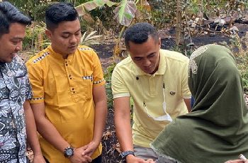 Mak Cik Nor, Dapat Bantuan Sembako dan Uang Tunai dari DPD KNPI Bengkalis, Dibawah Kepimpinan Iwan Saputra