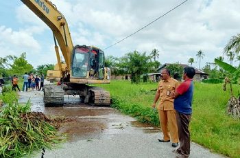 Antisipasi Banjir di Bulan Suci Ramadhan, DLH Rohil Lakukan Penggalian Sungai di Beberapa Titik