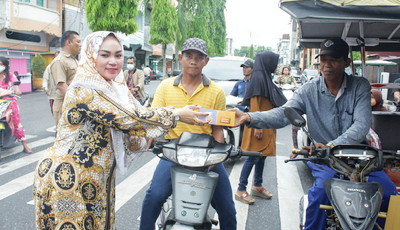 Diserbu Masyarakat, Tim Penggerak PKK Rohil Bagikan Ratusan Takjil