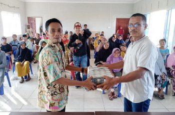 PT LUK Bagikan 130 Kis Minuman Kaleng dan Saguhati, Bersyukur dan Berterima Kasih Ungkap Kepala Desa Laboh Padilah