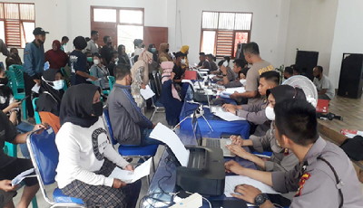 Tim Polda Riau Didampingi Kapolsek Tualang Menyerahkan BTPKLW Kecamatan Tualang