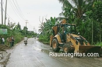 DPD II IPK dan Satgas DPD II IPK Kabupaten Siak Bersinergi Bersama PUPR-PKPP Provinsi Riau UPT 1 membuat Drainase Jalan