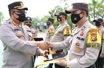 Dalam Pendataan Masyarakat Penerima BTPKLW Tertinggi, Kapolres Siak Berikan Penghargaan kepada Personil