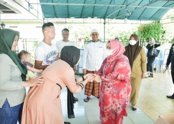 Bupati Kasmarni Bertakziah Kerumah Ketua DPH LAMR Bengkalis