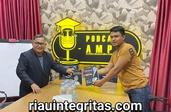 Wahyudi El Panggabean Sumbangkan Buku Buah Karyanya untuk Studio Podcast AMPR