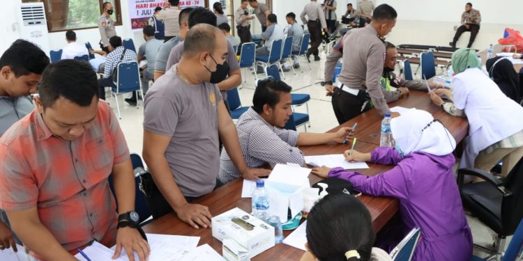 Menyambut Hari Bhayangkara ke-76, 203 Personil Polres Siak Menggelar Donor Darah