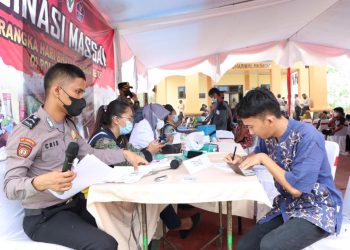 Hari Bhayangkara Ke 76, Kapolsek Tualang Melaksanan Vaksinasi Masal Serentak