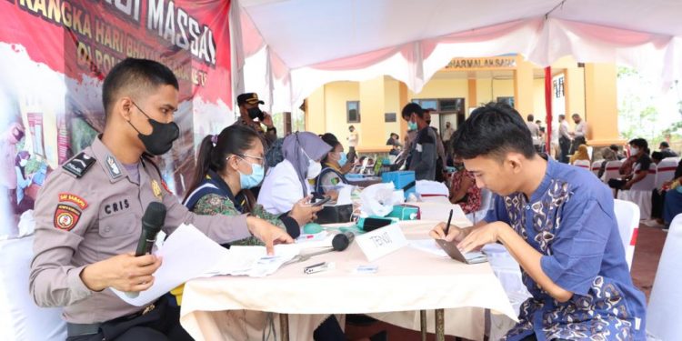 Hari Bhayangkara Ke 76, Kapolsek Tualang Melaksanan Vaksinasi Masal Serentak