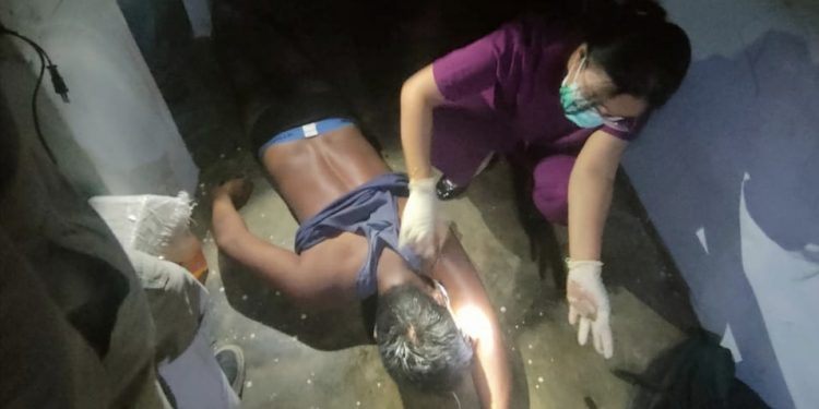 Heboh, Ditemukan Mayat Sudah Kaku Sambil Ngecas HP