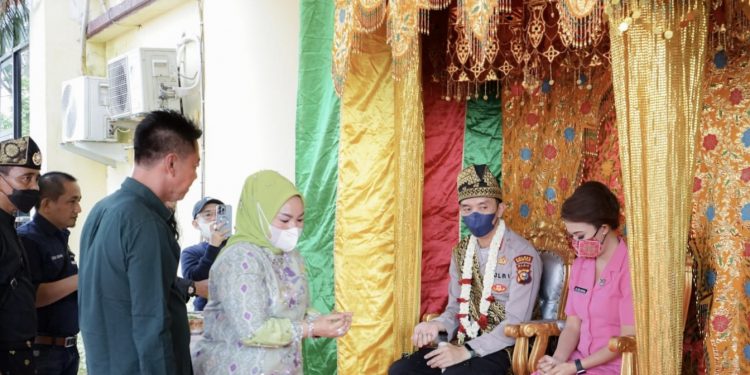 Pisah Sambut Kapolres Rohil Baru Disambut Dengan Tepak Sirih