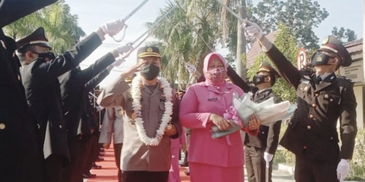 Sekda Siak Tepung Tawar Kapolres Baru Saat Pisah Sambut