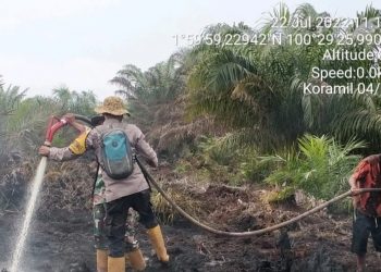 Polsek Kubu dan TNI Padamkan Titik Api