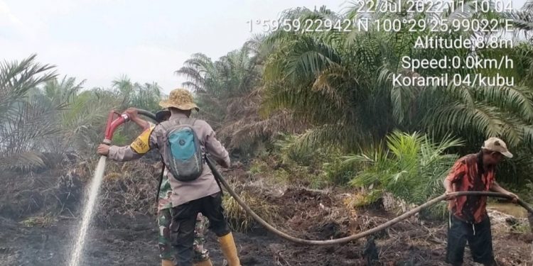 Polsek Kubu dan TNI Padamkan Titik Api