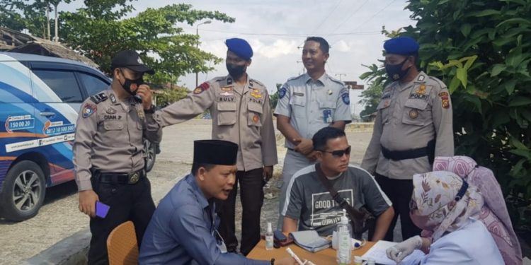 Bhabinkamtibmas Pinang Sebatang Dampingi Pelayanan Kesehatan Gratis