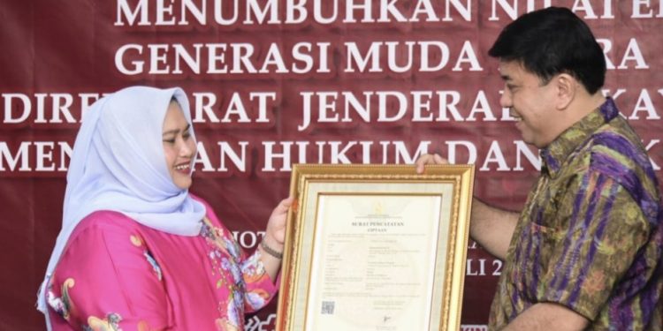 Bupati Bengkalis Terima Sertifikat Pencatatan Ciptaan Booklet Bengkalis Bermasa