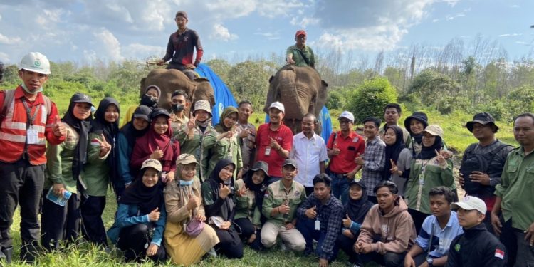 Mahasiswa UNRI dan Anggota DPR Pelalawan Kunjungi TN Teso Nilo