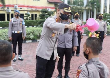 Kapolres Rohil Pimpin Apel Tradisi Siram Bunga ke 16 Bintara