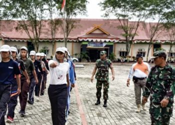 Koramil 04 Perawang Latih Peserta Didik Paskibraka HUT RI ke 77