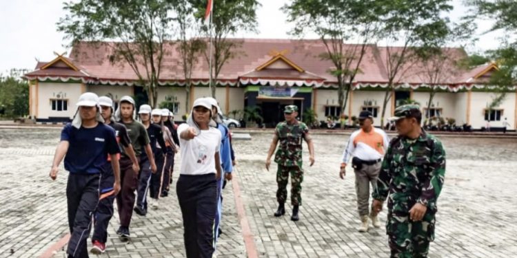 Koramil 04 Perawang Latih Peserta Didik Paskibraka HUT RI ke 77