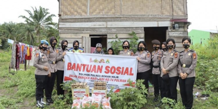 HUT ke 74, Polwan Polres Rohil Bagikan Paket Sembako ke Warga Kurang Mampu