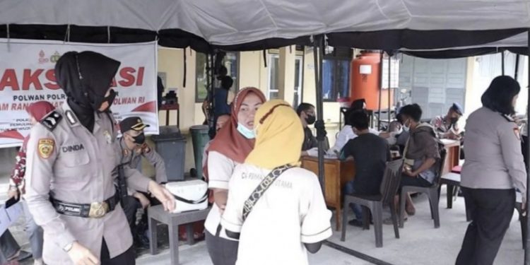 Sambut HUT ke 74, Polwan Polres Rohil Gelar Vaksinasi Massal