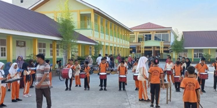 Tingkatkan Mental Siswa, SDN 001 Panipahan Gelar Pelatihan Drumband