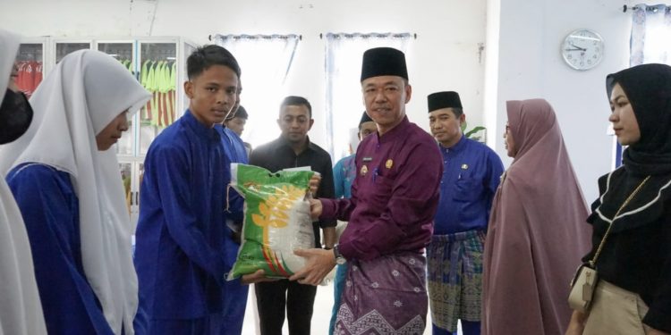 Sambut 1 Muharram, Bupati Rohil dan GMRB Santuni Anak Yatim
