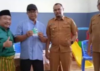 Lurah Balai Jaya Kota Bersama Kapus Bagikan KIS Untuk Warga