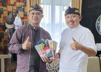 Dr. Yudi Krismen Terima Kujang dan Totopong dari Keluarga Besar MISURI