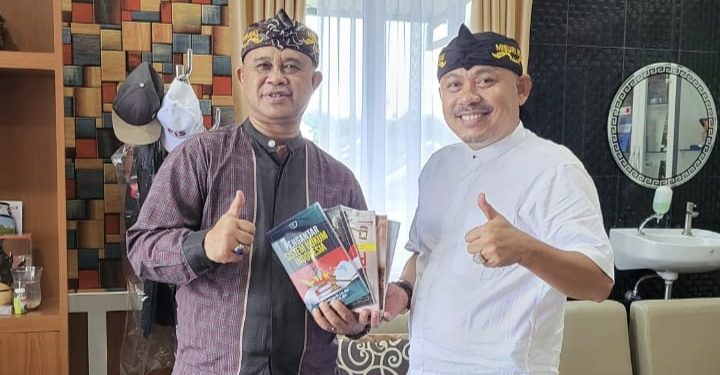 Dr. Yudi Krismen Terima Kujang dan Totopong dari Keluarga Besar MISURI