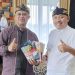 Dr. Yudi Krismen Terima Kujang dan Totopong dari Keluarga Besar MISURI