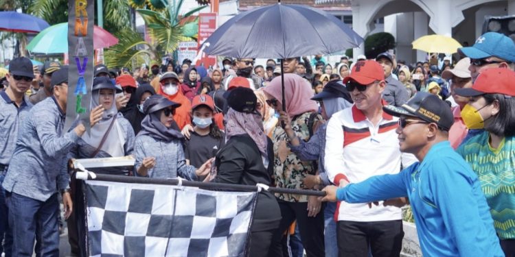 Bupati Rohil Lepas Peserta Pawai Karnaval HUT RI ke 77