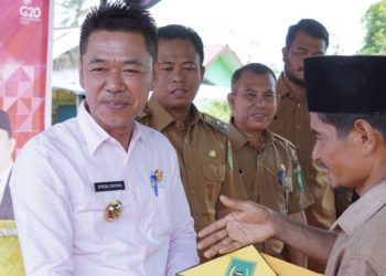 Afrizal Sintong Serahkan 15 Unit Rumah Resetlemen ke Nelayan