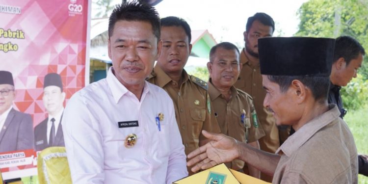 Afrizal Sintong Serahkan 15 Unit Rumah Resetlemen ke Nelayan