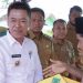 Afrizal Sintong Serahkan 15 Unit Rumah Resetlemen ke Nelayan