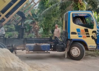 Sambut HUT RI ke 77, Pengurus Pokja Wartawan Rohil Sumbang Tanah Timbun ke Warga