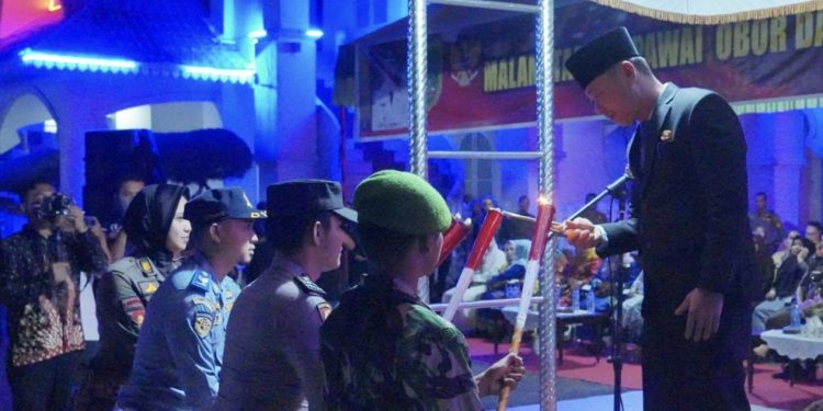 Afrizal Sintong Lepas Peserta Pawai Obor Malam Taptu