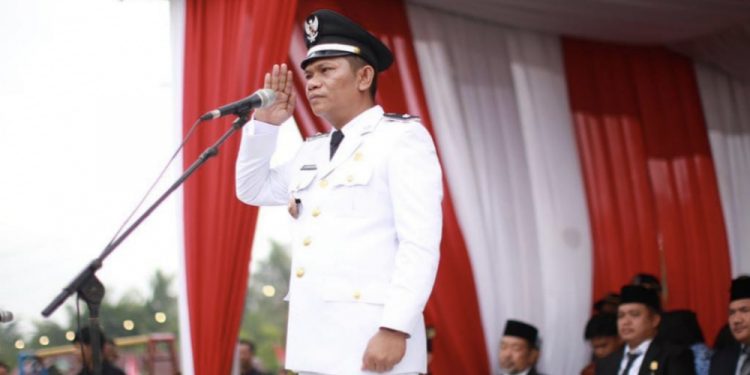 Penghulu Kampung Tualang Pimpin Upacara HUT RI ke 77